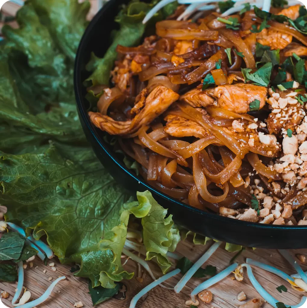 Shooting photo plat asiatique Pad Thaï Lyon - Création de contenu Lyon Eats