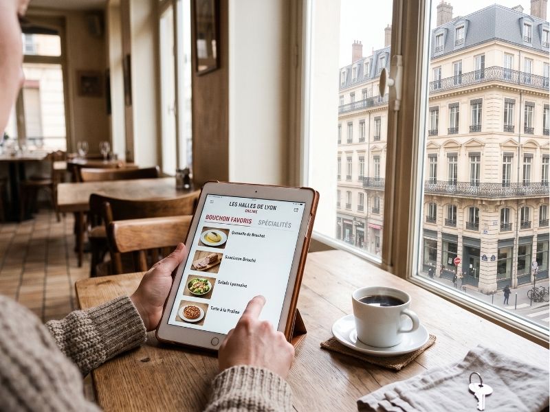 Pourquoi la digitalisation est devenue vitale pour les restaurants lyonnais